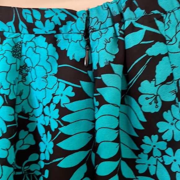 Studio I skirt and jacket suit - Picture 6 of 16